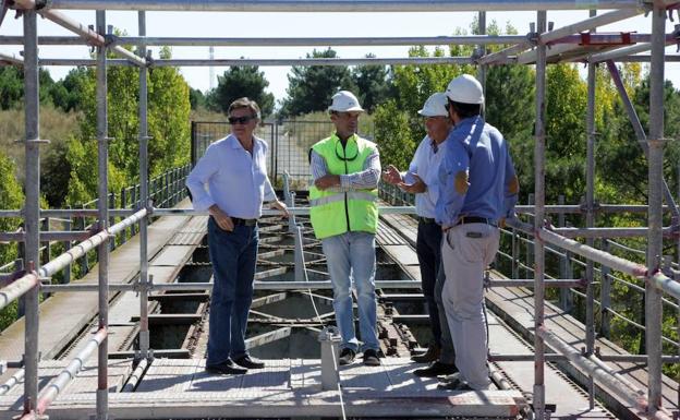 Francisco Vázquez (i), en la visita al puente sobre el Voltoya.