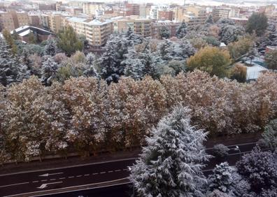 Imagen secundaria 1 - Llega la primera nevada del otoño a Palencia