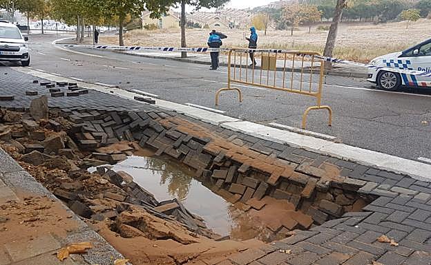Imagen principal - Imágenes de la zona donde se ha producido la rotura de la tubería, en la calle Padre Llanos de Parquesol.