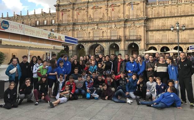 La convivencia de judokas visitó la Plaza Mayor. 