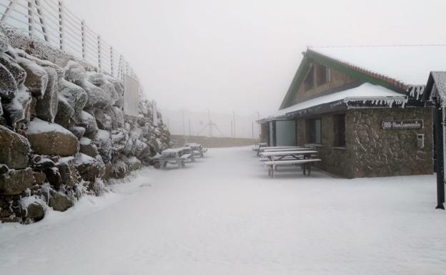Imagen de la estación de esquí de La Covatilla, donde la nieve ha llegado con fuerza este fn de semana.