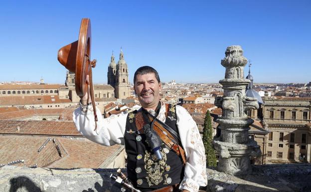 El Mariquelo, saluda a las cámaras desde lo alto de la Catedral de Salamanca.