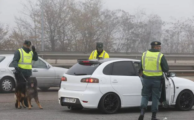 Agentes de la Guardia Civil realizan un control de tráfico en una carretera de la provincia. 