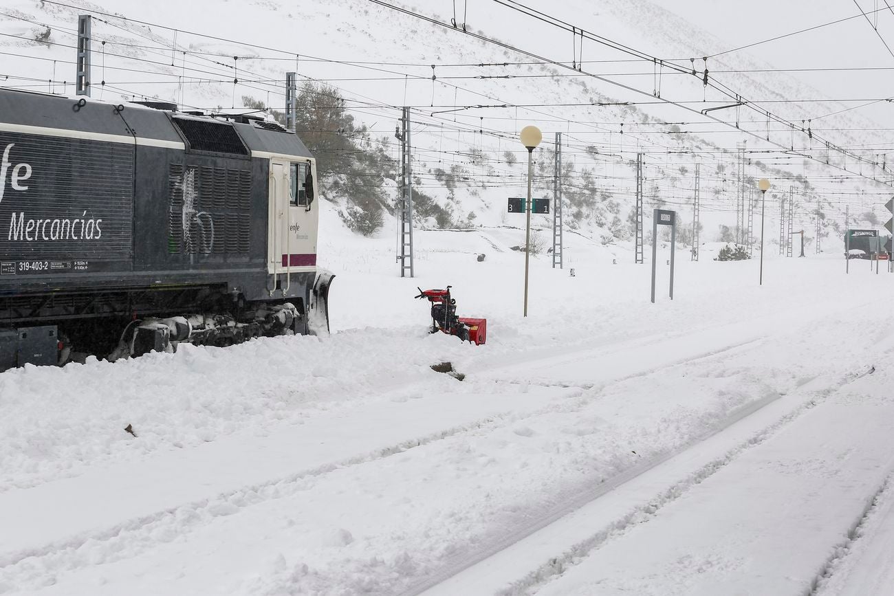 Protección Civil alerta de que el actual frente tormentoso aún será visible con lluvia, viento y nevadas a lo largo de las próximas horas | León sigue en alerta amarilla y con complicaciones en el tráfico rodado y ferroviario