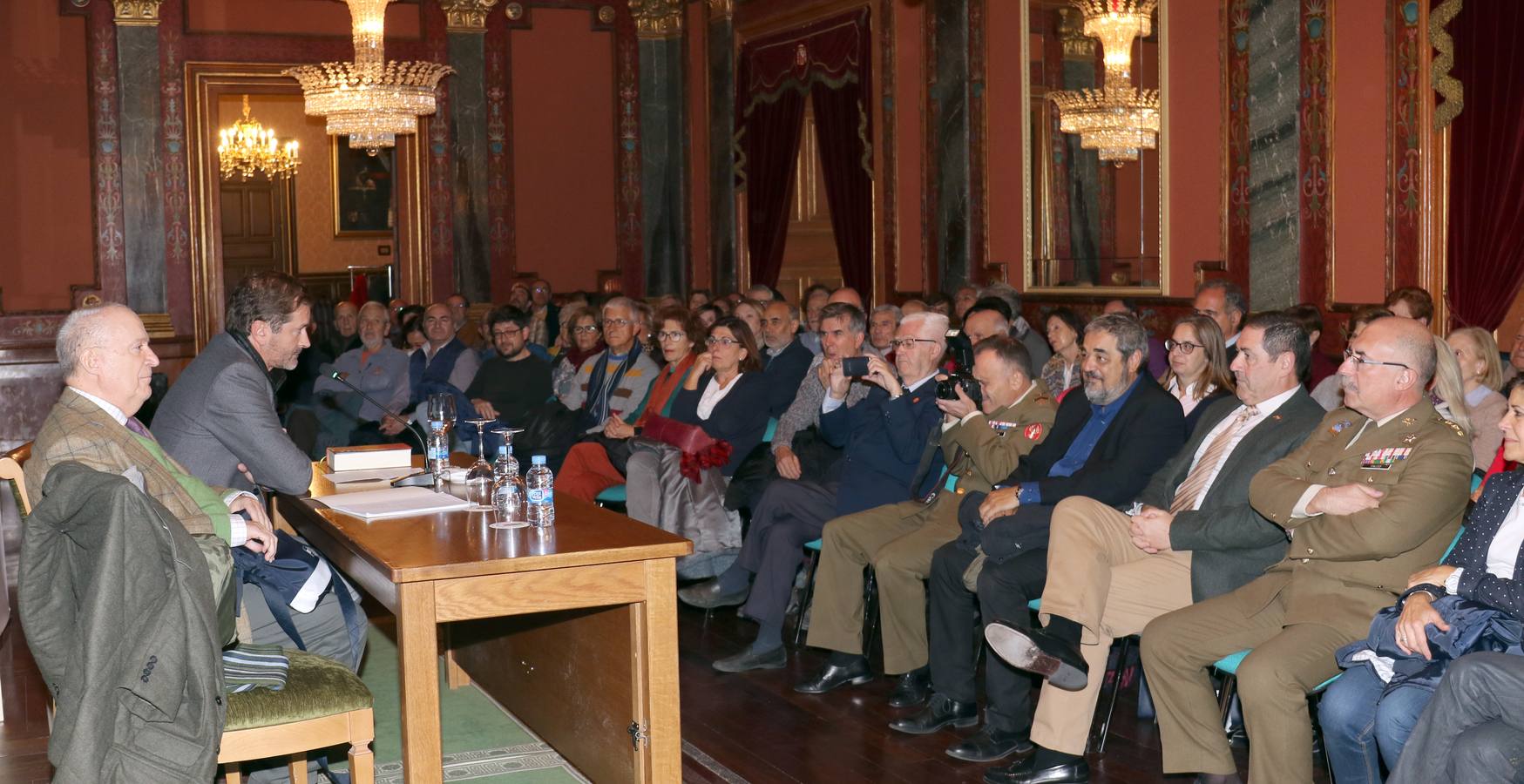 El historiador y jesuita ofreció una conferencia sobre su último libro, 'Viaje al corazón de España' en el Salón del Trono del Palacio Real de Valladolid