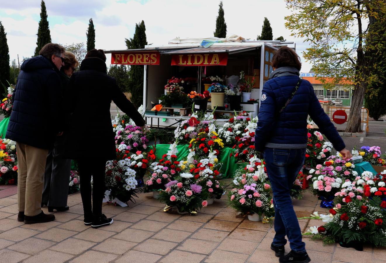 Fotos: Preparativos para el Día de Todos los Santos en el cementerio de El Carmen de Valladolid