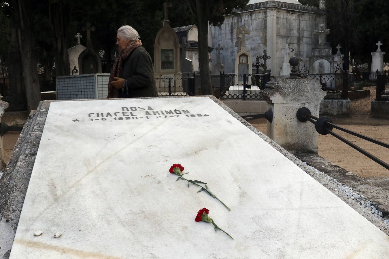 Fotos: Preparativos para el Día de Todos los Santos en el cementerio de El Carmen de Valladolid