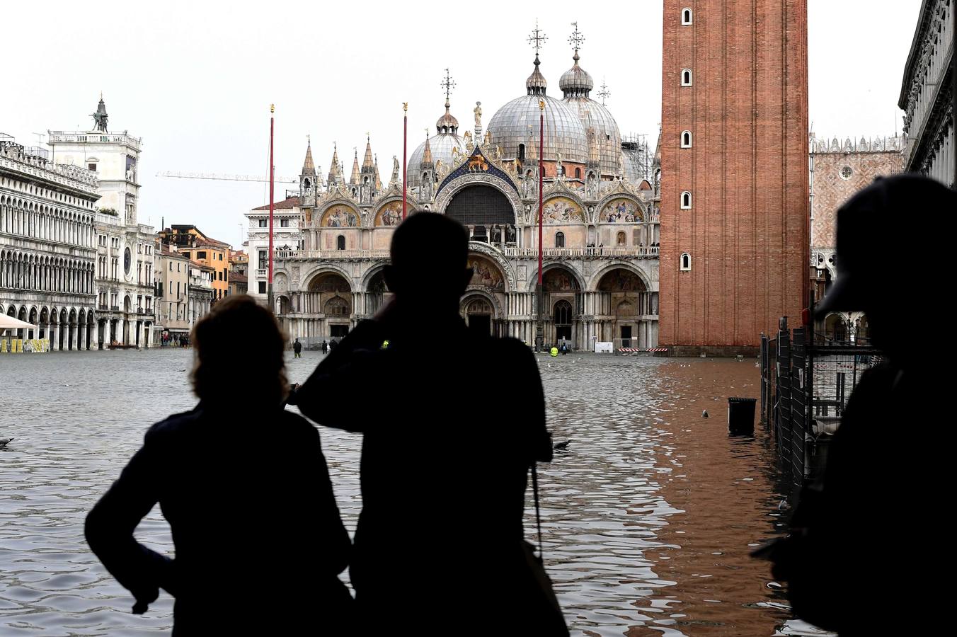 El agua alcanzó este lunes un nivel histórico en la ciudad debido al temporal que azota al país