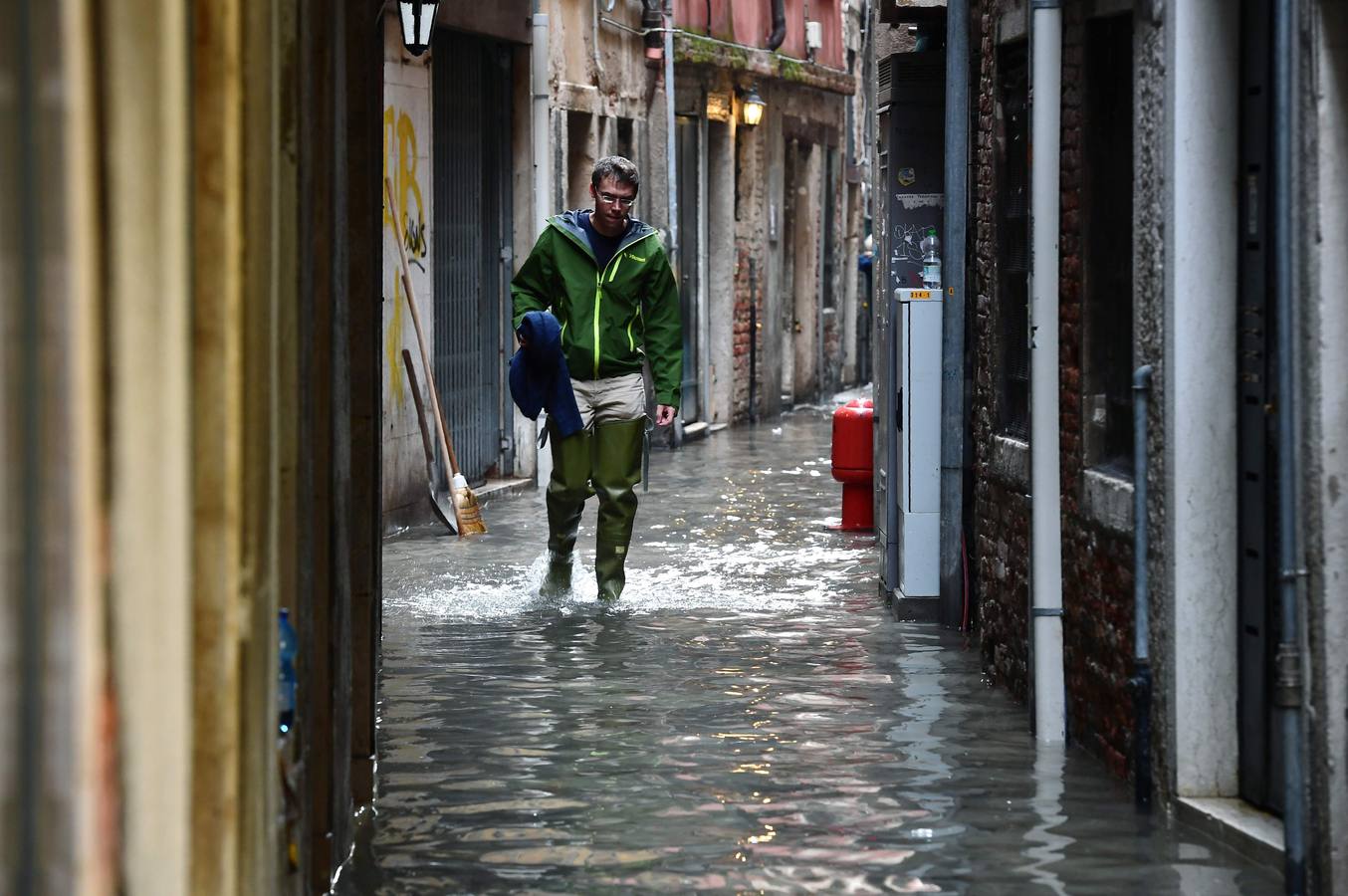 El agua alcanzó este lunes un nivel histórico en la ciudad debido al temporal que azota al país