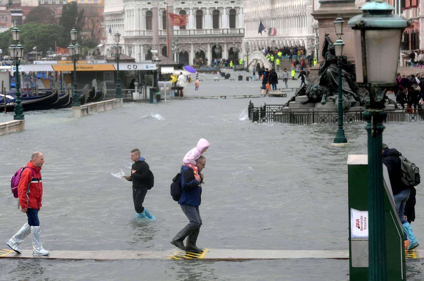 El agua alcanzó este lunes un nivel histórico en la ciudad debido al temporal que azota al país