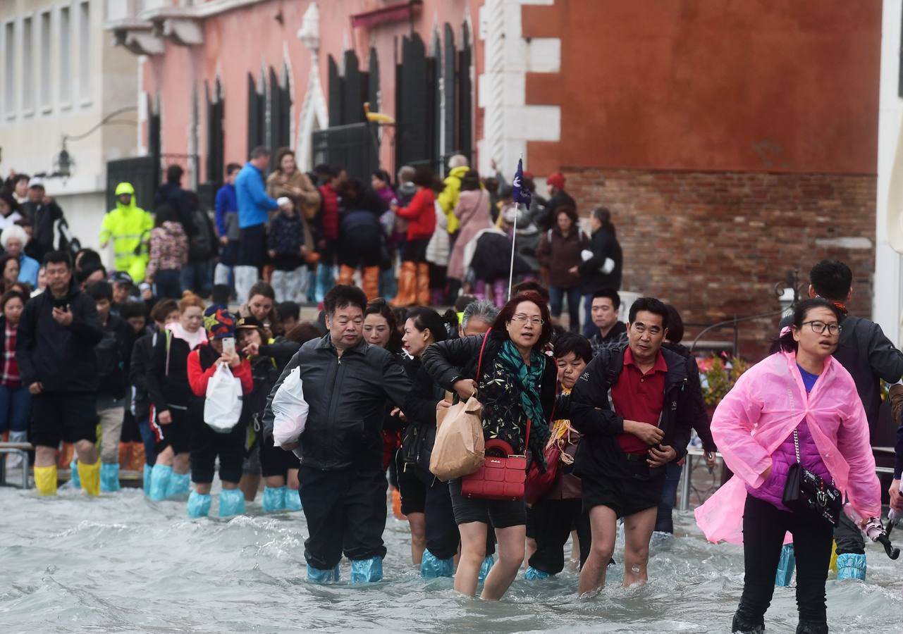 El agua alcanzó este lunes un nivel histórico en la ciudad debido al temporal que azota al país