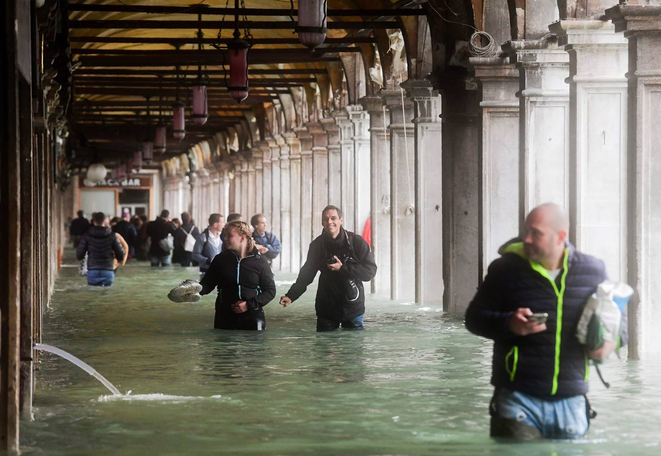 El agua alcanzó este lunes un nivel histórico en la ciudad debido al temporal que azota al país