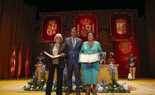 El alcalde acompaña a Isabel Villar y Magdalena Hernández Mediero tras la entrega de las distinciones. 