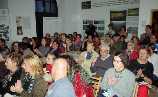 Participantes en el homenaje, celebrado en la Estación de Encuentro Jaime Gil de Biedma. Fernando de la Calle