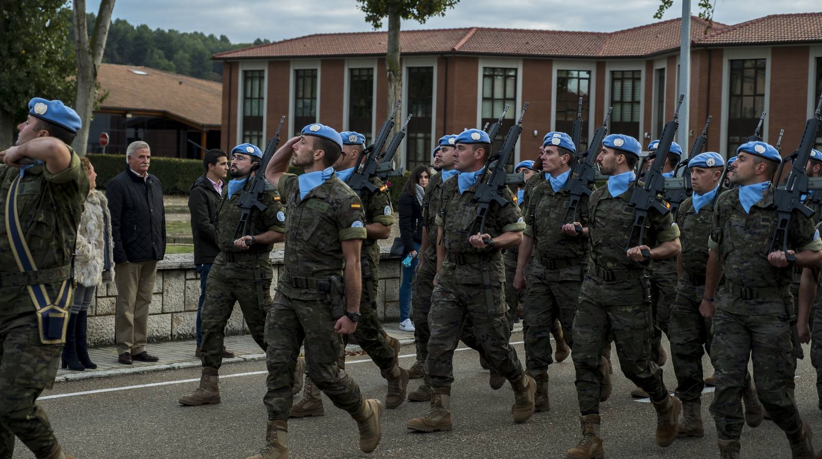 La parada militar se ha celebrado bajo la presidencia del coronel Álvaro de Zunzunegui, jefe del Regimiento, y los soldados que forman parte del contigente han sido despedidos por sus familiares, amigos y compañeros