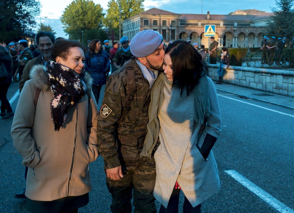 La parada militar se ha celebrado bajo la presidencia del coronel Álvaro de Zunzunegui, jefe del Regimiento, y los soldados que forman parte del contigente han sido despedidos por sus familiares, amigos y compañeros