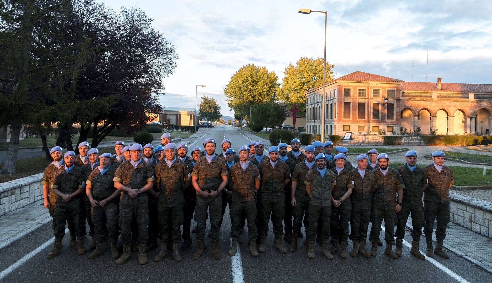 La parada militar se ha celebrado bajo la presidencia del coronel Álvaro de Zunzunegui, jefe del Regimiento, y los soldados que forman parte del contigente han sido despedidos por sus familiares, amigos y compañeros