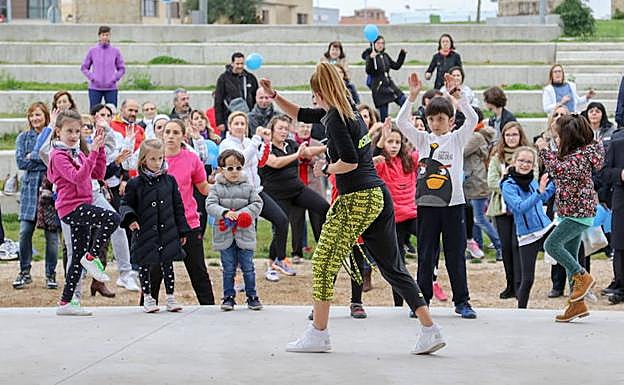 Actividades de zumba tras una marcha contra la diebetes en Salamanca.