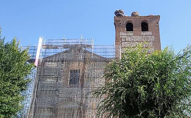 Los andamios cubren parte del templo donde se ejecuta la obra. 