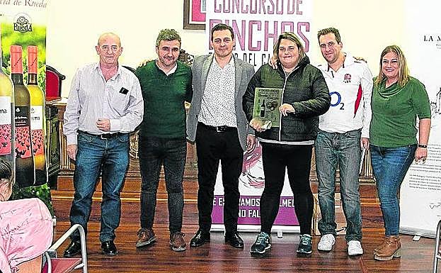 Los premiados, en el centro, junto a los organizadores.