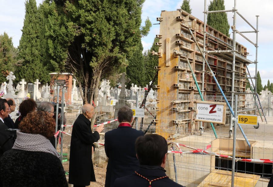 Blázquez reza ante el memorial por las víctimas del franquismo en presencia de Saravia y del resto de la corporación municipal. 