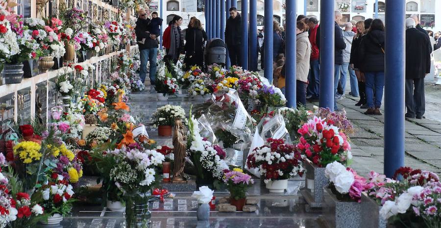 Fotos: Los segovianos visitan el cementerio en el Día de Todos los Santos