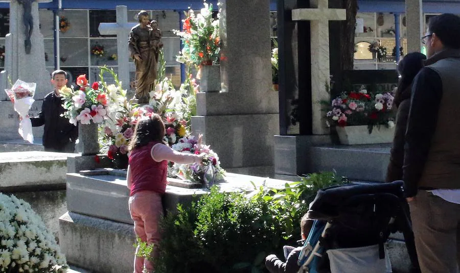 Fotos: Los segovianos visitan el cementerio en el Día de Todos los Santos