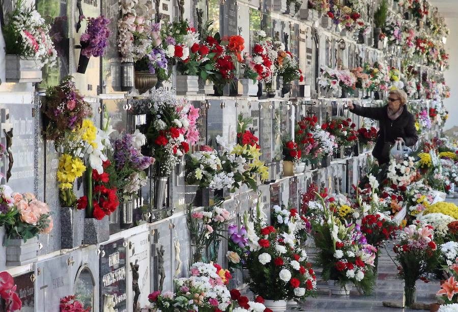 Fotos: Los segovianos visitan el cementerio en el Día de Todos los Santos