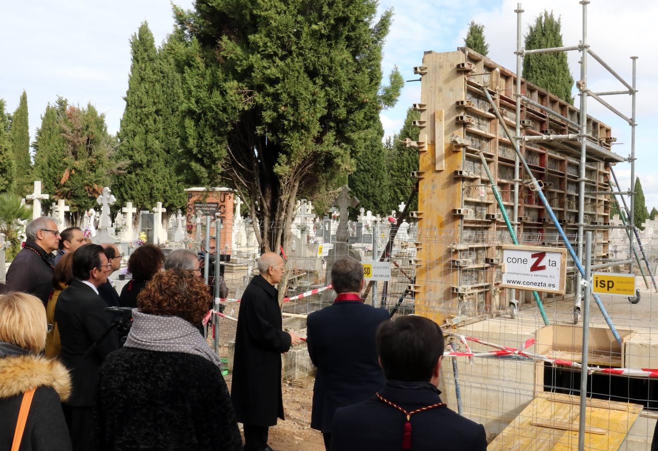 El cardenal arzobispo de Valladolid y presidente de la Conferencia Episcopal, Ricardo Blázquez, ha pronunciado hoy un breve responso junto al memorial por las víctimas que se está construyendo en el cementerio 