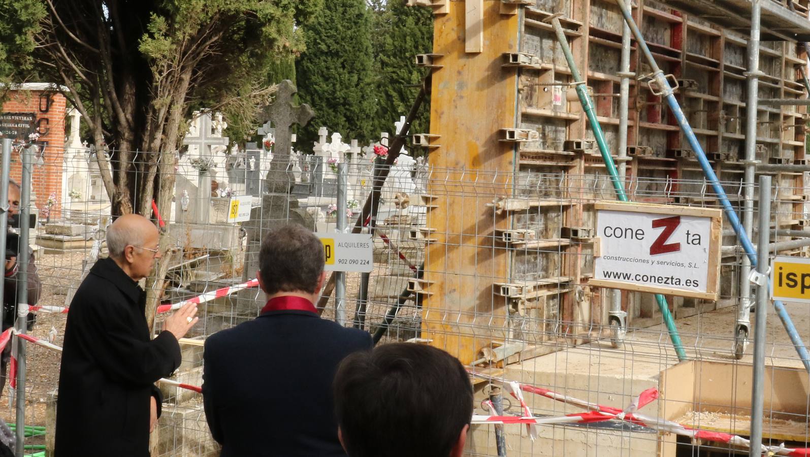 El cardenal arzobispo de Valladolid y presidente de la Conferencia Episcopal, Ricardo Blázquez, ha pronunciado hoy un breve responso junto al memorial por las víctimas que se está construyendo en el cementerio 