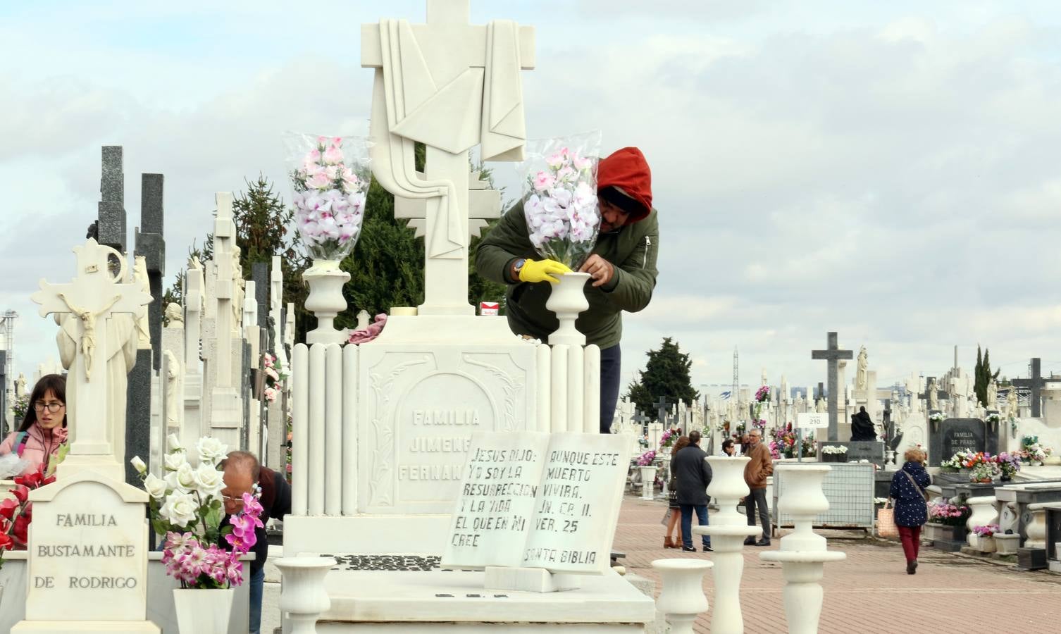 Fotos: Día de Todos los Santos en el cementerio de El Carmen de Valladolid
