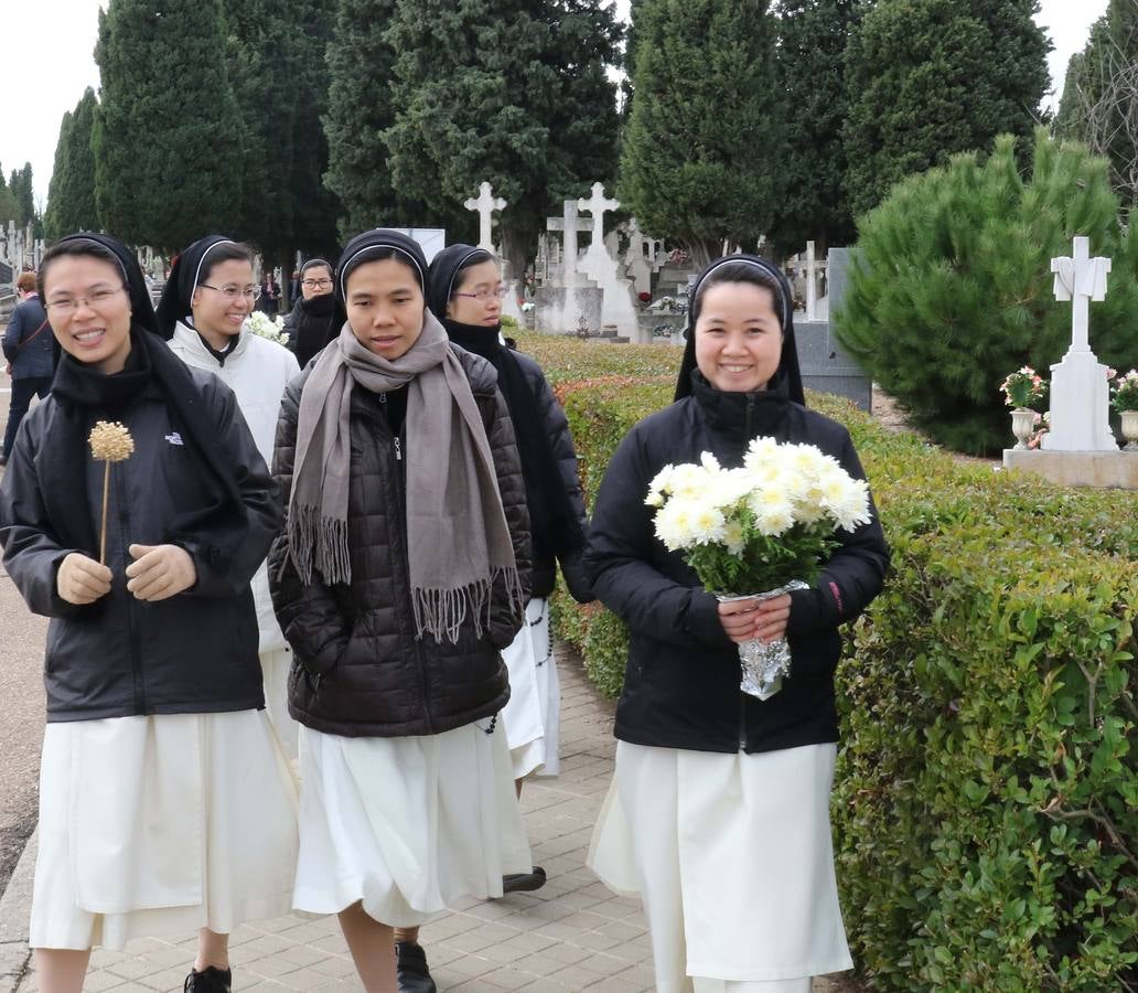 Fotos: Día de Todos los Santos en el cementerio de El Carmen de Valladolid