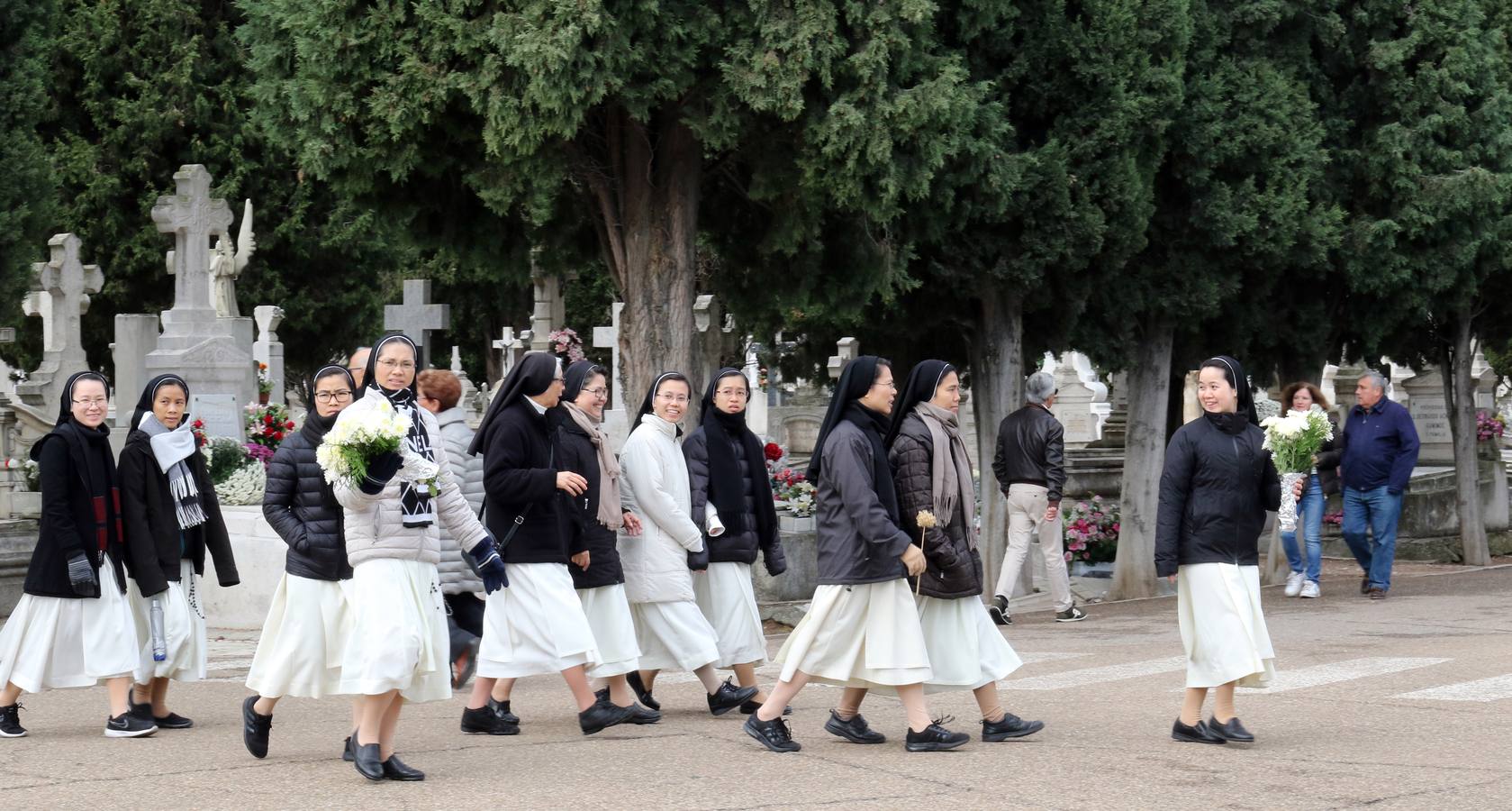 Fotos: Día de Todos los Santos en el cementerio de El Carmen de Valladolid