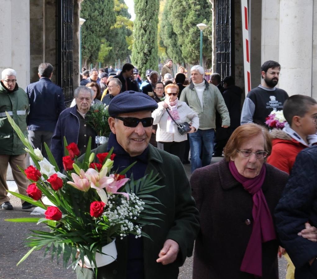 Fotos: Día de Todos los Santos en el cementerio de El Carmen de Valladolid