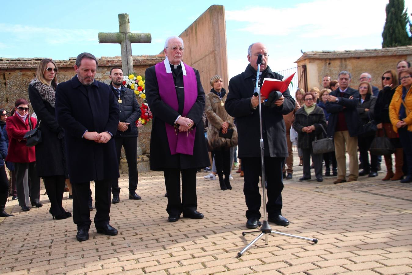 El cardenal Carlos Amigo fue el encargado de llevar a cabo un responso en recuerdo y homenaje a todos lo difuntos que descansan en el cementerio de la localidad