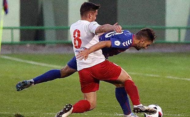 Álex Conde recibe la presión del visitante Asensio.