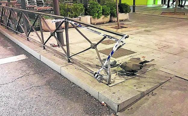 La valla destrozada por un conductor novel en María de Molina.