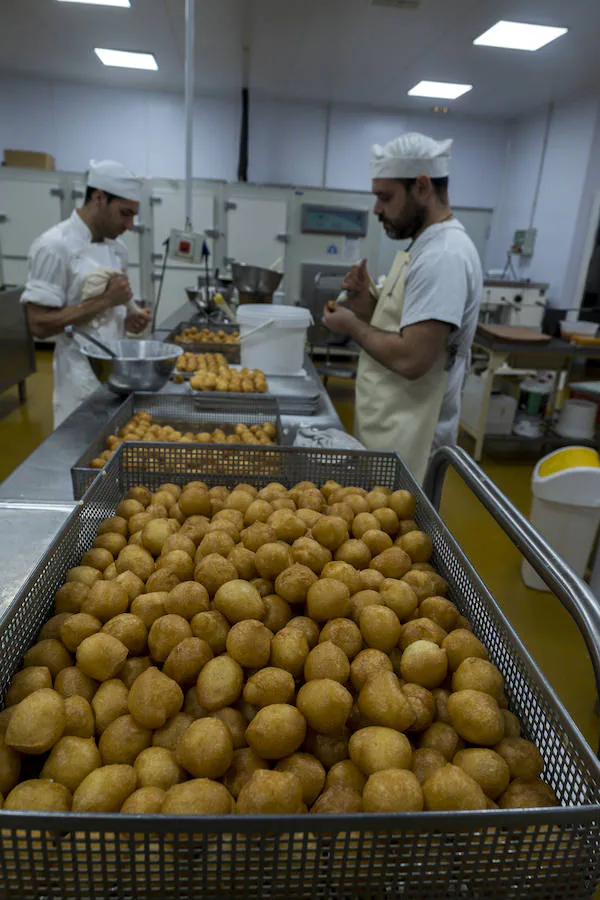 La familia confitera de Maro Valles mantiene esta dulce tradición para la festividad de los Santos