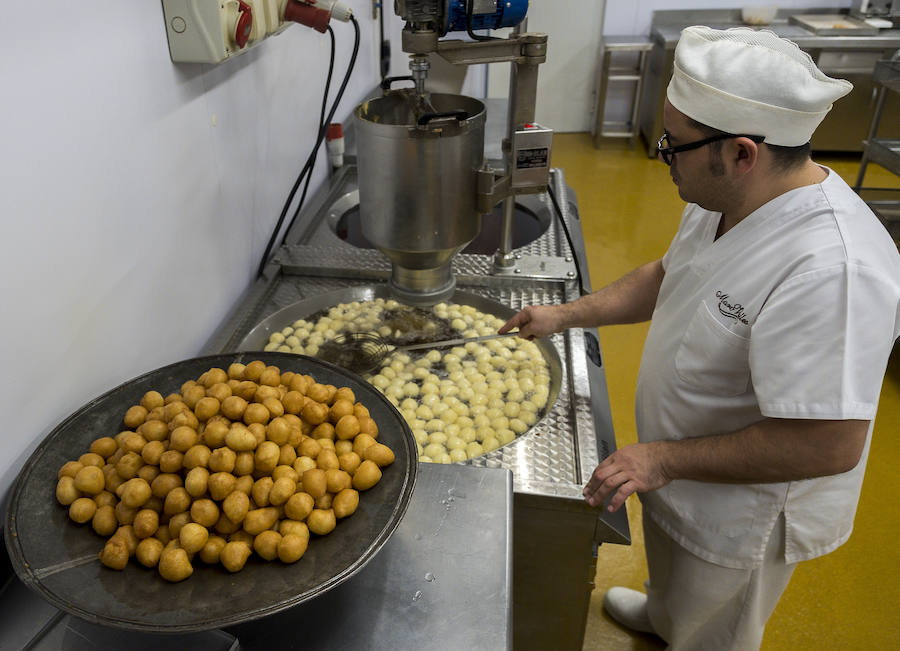 La familia confitera de Maro Valles mantiene esta dulce tradición para la festividad de los Santos