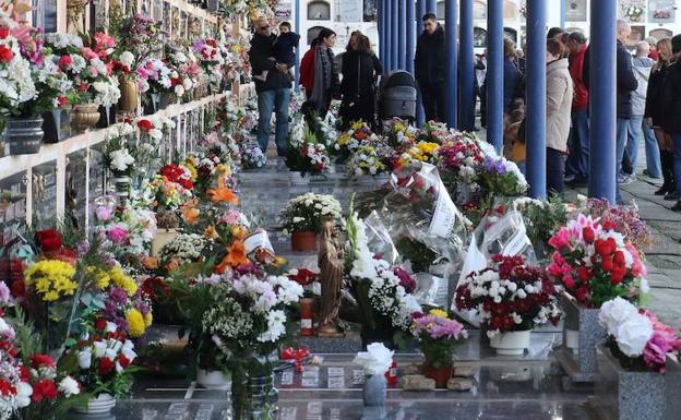Numerosas personas visitan las sepulturas de sus difuntos, ayer, en el cementerio de Segovia. 