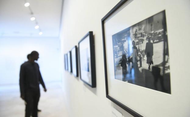 Destaca la utilización del color en las fotografías de Leiter, quién llego a conformar un lenguaje y paleta propios. 