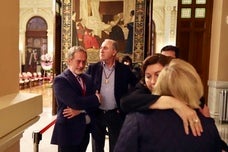 El teniente de alcalde, Manuel Saravia, junto al concejal de Hacienda, Antonio Gato, en la capilla ardiente de Tomás Rodríguez Bolaños en el Ayuntamiento de Valladolid 