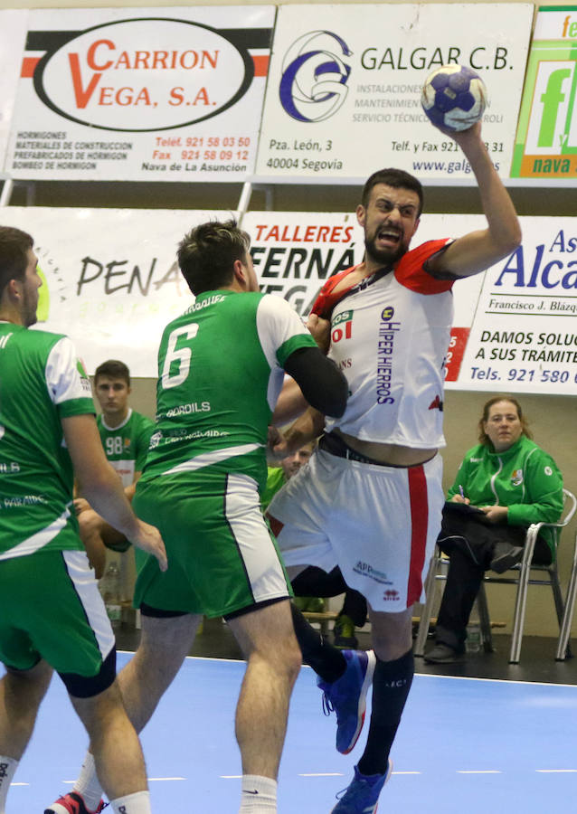 Fotos: Victoria del Balonmano Nava ante el Handball Bordils (30-21)