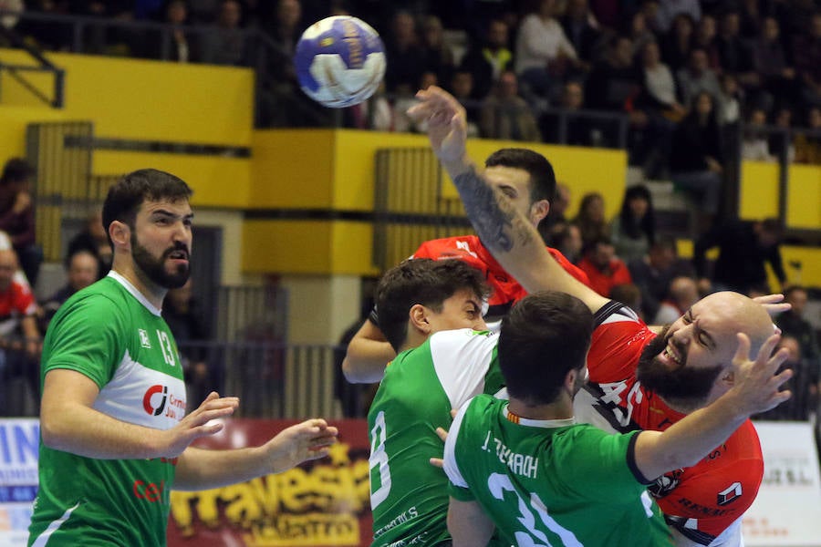 Fotos: Victoria del Balonmano Nava ante el Handball Bordils (30-21)