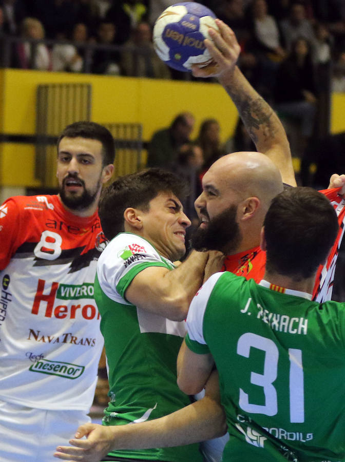 Fotos: Victoria del Balonmano Nava ante el Handball Bordils (30-21)