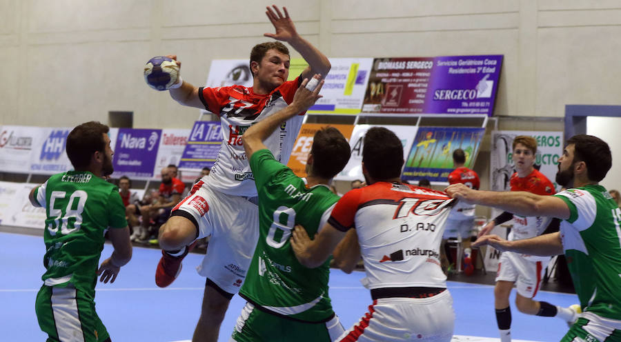 Fotos: Victoria del Balonmano Nava ante el Handball Bordils (30-21)