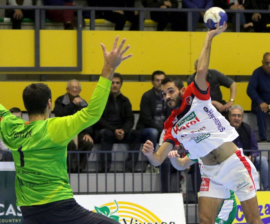 Fotos: Victoria del Balonmano Nava ante el Handball Bordils (30-21)