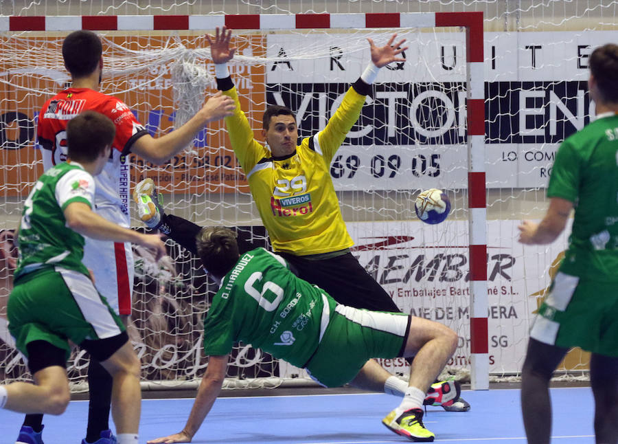 Fotos: Victoria del Balonmano Nava ante el Handball Bordils (30-21)