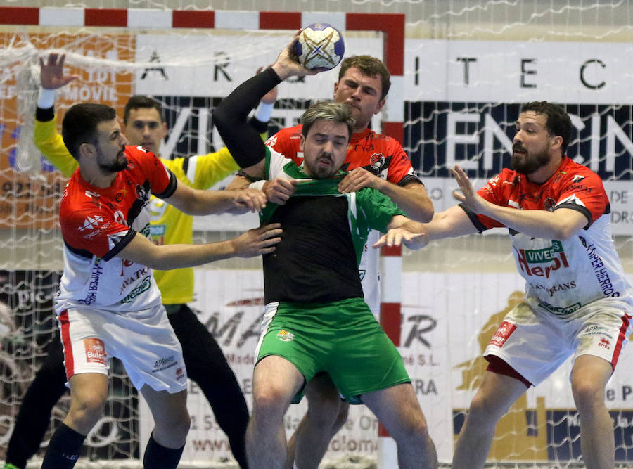 Fotos: Victoria del Balonmano Nava ante el Handball Bordils (30-21)
