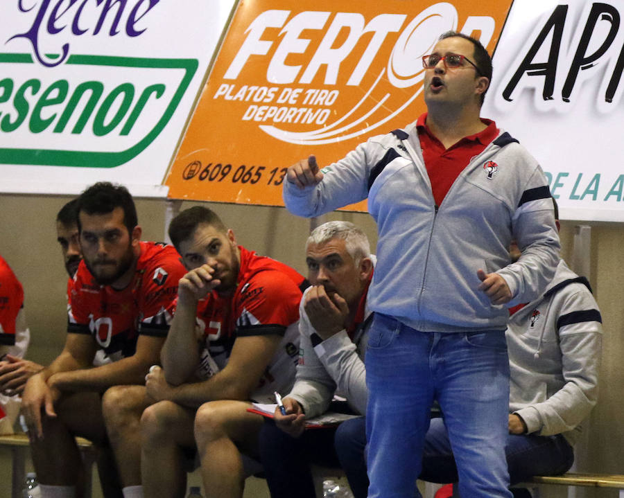 Fotos: Victoria del Balonmano Nava ante el Handball Bordils (30-21)